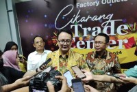 Wakil Menteri Perdagangan (Wamendag) Jerry Sambuaga memberikan keterangan kepada media seusai peresmian Factory Outlets Cikarang Trade Center di Cikarang, Jawa Barat, Jumat (26/1/2024). [ANTARA/Ade Irma Junida]