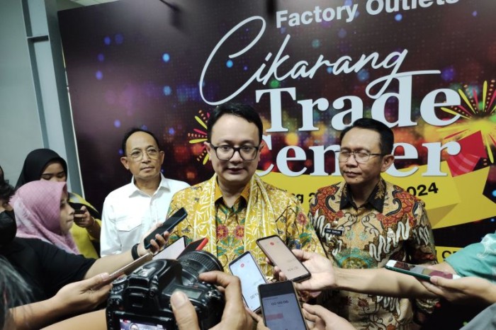 Wakil Menteri Perdagangan (Wamendag) Jerry Sambuaga memberikan keterangan kepada media seusai peresmian Factory Outlets Cikarang Trade Center di Cikarang, Jawa Barat, Jumat (26/1/2024). [ANTARA/Ade Irma Junida]