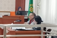 terdakwa Lian Silas didasmping pengacaranya, Ernawati SH MH, sidang lanjutan di Pengadilan Negeri Banjarmasin, Senin (29/1/2024), SuarIndonesia/HD)