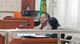 terdakwa Lian Silas didasmping pengacaranya, Ernawati SH MH, sidang lanjutan di Pengadilan Negeri Banjarmasin, Senin (29/1/2024), SuarIndonesia/HD)