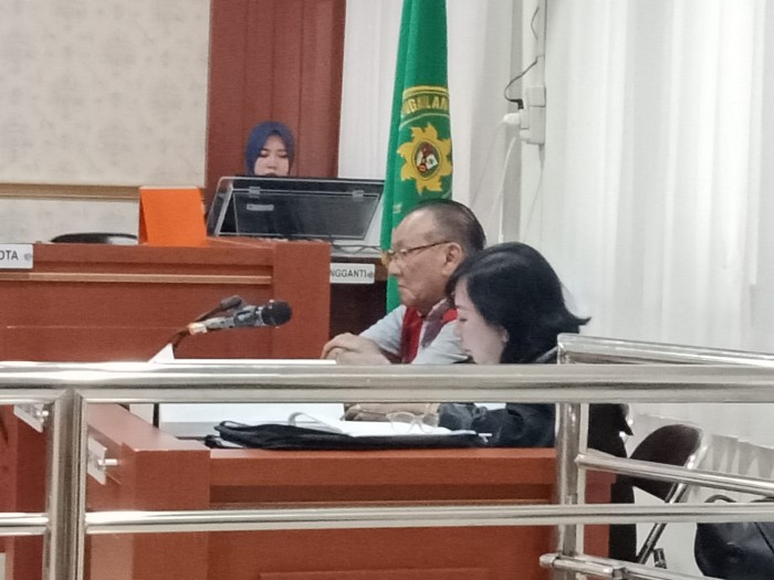 terdakwa Lian Silas didasmping pengacaranya, Ernawati SH MH, sidang lanjutan di Pengadilan Negeri Banjarmasin, Senin (29/1/2024), SuarIndonesia/HD)
