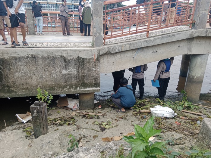 Seorang relawan BPK (Barisan Pemadam Kebakaran), Arif Wirayuda Rahman (22), menghilang di Sungai Martapura tepatnya Jalan Jenderal Sudirman atau di bawah Jembatan Tatas Banjarmasin Tengah, Senin (29/1/2024 (SuarIndonesia/DO)