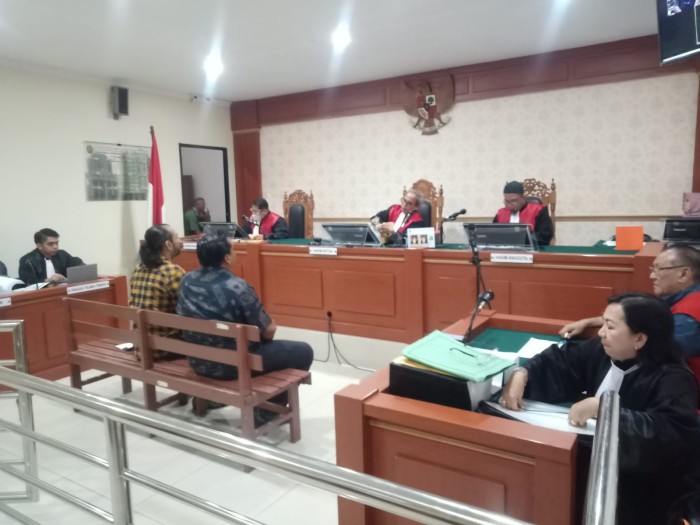 Kedua saksi yang diajukan Jaksa Penuntut Umum dengan terdakwa Lian Silas di sidang lanjutan di Pengadilan Negeri Banjarmasin, Selasa (30/1/2024), (SuarIndonesia/HD) 