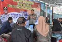 Kabid Humas Polda Kalsel, Kombes Pol Adam Erwindi dan Wartawan, Rabu (31/1/2024) (SuarIndonesia/Ist)