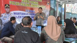 Kabid Humas Polda Kalsel, Kombes Pol Adam Erwindi dan Wartawan, Rabu (31/1/2024) (SuarIndonesia/Ist)