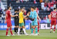 Penjaga gawang bola Timnas Indonesia Ernando Ari (tengah) berjabat tangan dengan pesepak bola Timnas Australia Aziz Behich (kedua kiri) seusai pertandingan babak 16 besar Piala Asia 2023 di Stadion Jassim Bin Hamad, Doha, Qatar, Minggu (28/1/2024). Indonesia kalah dari Australia dengan skor 0-4. [ANTARA Foto/Yusran Uccang]