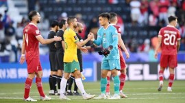 Penjaga gawang bola Timnas Indonesia Ernando Ari (tengah) berjabat tangan dengan pesepak bola Timnas Australia Aziz Behich (kedua kiri) seusai pertandingan babak 16 besar Piala Asia 2023 di Stadion Jassim Bin Hamad, Doha, Qatar, Minggu (28/1/2024). Indonesia kalah dari Australia dengan skor 0-4. [ANTARA Foto/Yusran Uccang]