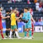 Penjaga gawang bola Timnas Indonesia Ernando Ari (tengah) berjabat tangan dengan pesepak bola Timnas Australia Aziz Behich (kedua kiri) seusai pertandingan babak 16 besar Piala Asia 2023 di Stadion Jassim Bin Hamad, Doha, Qatar, Minggu (28/1/2024). Indonesia kalah dari Australia dengan skor 0-4. [ANTARA Foto/Yusran Uccang]