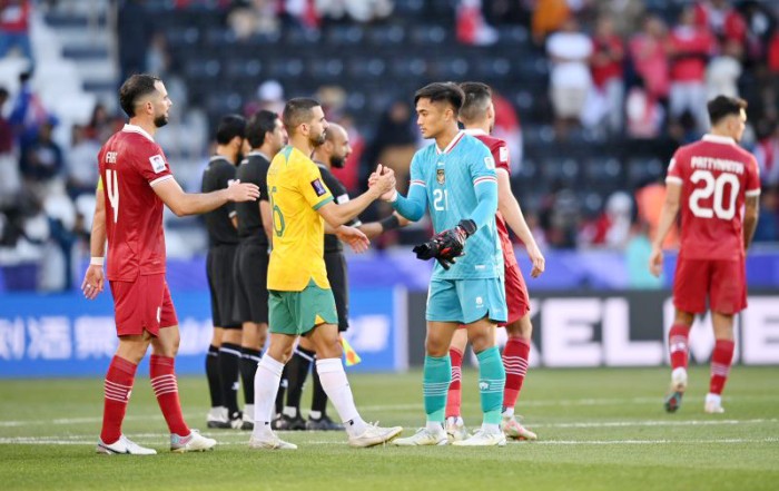 Penjaga gawang bola Timnas Indonesia Ernando Ari (tengah) berjabat tangan dengan pesepak bola Timnas Australia Aziz Behich (kedua kiri) seusai pertandingan babak 16 besar Piala Asia 2023 di Stadion Jassim Bin Hamad, Doha, Qatar, Minggu (28/1/2024). Indonesia kalah dari Australia dengan skor 0-4. [ANTARA Foto/Yusran Uccang]