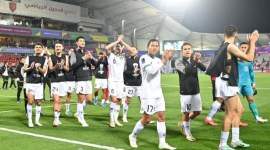 Pesepak bola Timnas Indonesia mengapresiasi dukungan penonton usai memenangi pertandingan melawan Vietnam pada laga kedua penyisihan grup D Piala Asia 2023 di Stadion Abdullah Bin Khalifah, Doha, Qatar, Jumat (19/1/2024). Indonesia menang 1-0 atas Vietnam. [ANTARA FOTO/Yusran Uccang]