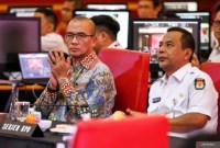 Ketua KPU Hasyim Asy'ari (kiri) dan Sekjen KPU Bernad Dermawan Sutrisno (kanan) mengikuti acara Pelantikan Serentak KPPS dan Penganugerahan Rekor MURI di Merlynn Hotel, Jakarta, Kamis (25/1/2024). KPU serentak melantik sebanyak 5.741.127 Kelompok Penyelenggara Pemungutan Suara (KPPS) yang tersebar di 820.161 Tempat Pemungutan Suara (TPS) se-Indonesia secara daring. [ANTARA FOTO/Sulthony Hasanuddin]