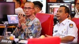 Ketua KPU Hasyim Asy'ari (kiri) dan Sekjen KPU Bernad Dermawan Sutrisno (kanan) mengikuti acara Pelantikan Serentak KPPS dan Penganugerahan Rekor MURI di Merlynn Hotel, Jakarta, Kamis (25/1/2024). KPU serentak melantik sebanyak 5.741.127 Kelompok Penyelenggara Pemungutan Suara (KPPS) yang tersebar di 820.161 Tempat Pemungutan Suara (TPS) se-Indonesia secara daring. [ANTARA FOTO/Sulthony Hasanuddin]