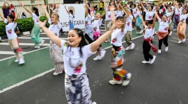Sejumlah penari menampilkan flashmob tarian Nusantara saat Hari Bebas Kendaraan Bermotor (HBKB) di kawasan Bundaran HI, Jakarta, Minggu (21/1/2024) lalu. Otorita Ibu Kota Nusantara menggandeng Gigi Art of Dance untuk mempromosikan kegiatan Nusantara Fair yang akan berlangsung pada 26-28 Januari 2024 di Mall Kota Kasablanka sekaligus mengenalkan ibu kota baru kepada masyarakat. [ANTARA FOTO/Sulthony Hasanuddin]
