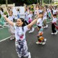 Sejumlah penari menampilkan flashmob tarian Nusantara saat Hari Bebas Kendaraan Bermotor (HBKB) di kawasan Bundaran HI, Jakarta, Minggu (21/1/2024) lalu. Otorita Ibu Kota Nusantara menggandeng Gigi Art of Dance untuk mempromosikan kegiatan Nusantara Fair yang akan berlangsung pada 26-28 Januari 2024 di Mall Kota Kasablanka sekaligus mengenalkan ibu kota baru kepada masyarakat. [ANTARA FOTO/Sulthony Hasanuddin]
