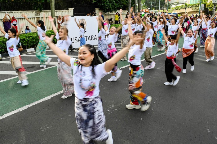 Sejumlah penari menampilkan flashmob tarian Nusantara saat Hari Bebas Kendaraan Bermotor (HBKB) di kawasan Bundaran HI, Jakarta, Minggu (21/1/2024) lalu. Otorita Ibu Kota Nusantara menggandeng Gigi Art of Dance untuk mempromosikan kegiatan Nusantara Fair yang akan berlangsung pada 26-28 Januari 2024 di Mall Kota Kasablanka sekaligus mengenalkan ibu kota baru kepada masyarakat. [ANTARA FOTO/Sulthony Hasanuddin]
