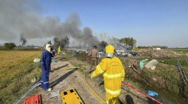 Petugas pemadam kebakaran bekerja di lokasi ledakan di pabrik kembang api di provinsi Suphan Buri, Thailand, Kamis (18/1/2024). Badan bantuan bencana pemerintah Thailand mengatakan ledakan di pabrik kembang api di Thailand tengah telah menewaskan sedikitnya 20 orang. [Samekan Suphan Buri Foundation via AP]