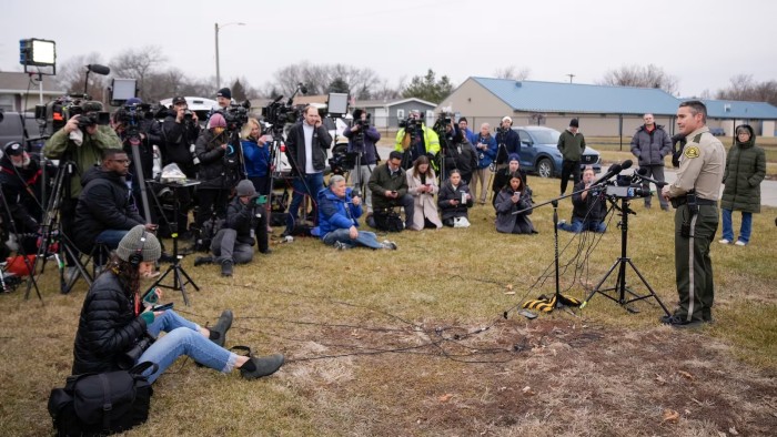 Sheriff Dallas County (Iowa) Adam Infante berbicara di luar Sekolah Menengah Perry di Perry, Iowa., Kamis (4/1/2024] waktu setempat, setelah penembakan di sekolah menengah kota itu. [Foto: AP/Andrew Harnik]
