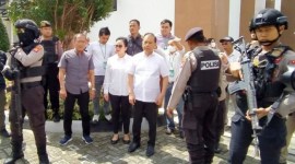 Terdakwa kasus korupsi di Pemkab Kapuas Ben Brahim S Bahat beserta istri saat berada di Pengadilan Tipikor Palangka Raya beberapa waktu lalu. [ANTARA/Dokumentasi Pribadi]