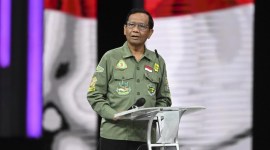 Cawapres Mahfud MD santai menanggapi Presiden Jokowi soal keberpihakan di Pilpres 2024. [Antara Foto/M Risyal H]