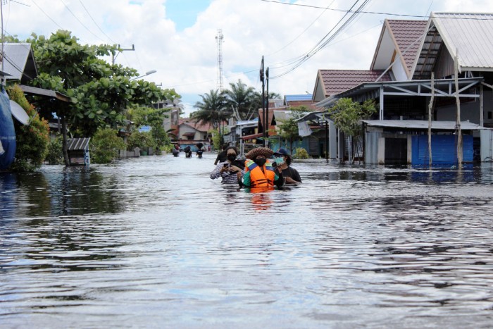 Foto Ilustrasi. Sukarelawan banjir Kota Palangkaraya memasuki wilayah banjir di Jalan Arut, Kelurahan Palangka, Kota Palangkaraya, Kalimantan Tengah, Kamis (18/11/2021). [KOMPAS/Dionisius RT]