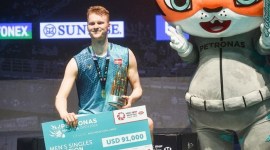 
Tunggal putra Denmark, Anders Antonsen, berpose di podium setelah mengalahkan Shi Yu Qi di final Malaysia Open 2024. [AFP/ARIF KARTONO]

