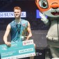 
Tunggal putra Denmark, Anders Antonsen, berpose di podium setelah mengalahkan Shi Yu Qi di final Malaysia Open 2024. [AFP/ARIF KARTONO]
