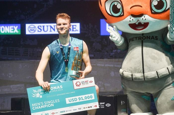 
Tunggal putra Denmark, Anders Antonsen, berpose di podium setelah mengalahkan Shi Yu Qi di final Malaysia Open 2024. [AFP/ARIF KARTONO]
