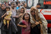 Warga Palestina yang terluka tiba di rumah sakit al-Shifa, menyusul serangan udara Israel di Kota Gaza. Afsel menuduh Israel melakukan genosida terhadap warga Palestina di Gaza sejak perang dimulai pada 7 Oktober 2023 lalu. [AP/Abed Khaled]
