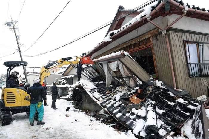 Kerusakan akibat gempa M 7,5 di Jepang. (Foto: REUTERS/KIM KYUNG-HOON)
