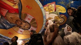 Prosesi ibadah malam Natal Kristen Ortodoks di Gereja Ortodoks Rusia St Thomas, Jaksel, Sabtu (6/1/2024). Aspirasi umat Kristen memicu perubahan nama hari libur nasional terkait Yesus. [CNNIndonesia/Adi Maulana I]
