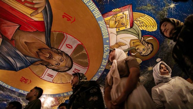 Prosesi ibadah malam Natal Kristen Ortodoks di Gereja Ortodoks Rusia St Thomas, Jaksel, Sabtu (6/1/2024). Aspirasi umat Kristen memicu perubahan nama hari libur nasional terkait Yesus. [CNNIndonesia/Adi Maulana I]
