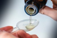 Ilustrasi obat sirop. BPOM menyatakan pelanggaran yang dilakukan para pelaku industri farmasi di luar kendali. Tak semua produk dan wilayah bisa terawasi. [Foto: iStockphoto/SERSOL]