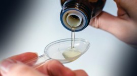 Ilustrasi obat sirop. BPOM menyatakan pelanggaran yang dilakukan para pelaku industri farmasi di luar kendali. Tak semua produk dan wilayah bisa terawasi. [Foto: iStockphoto/SERSOL]