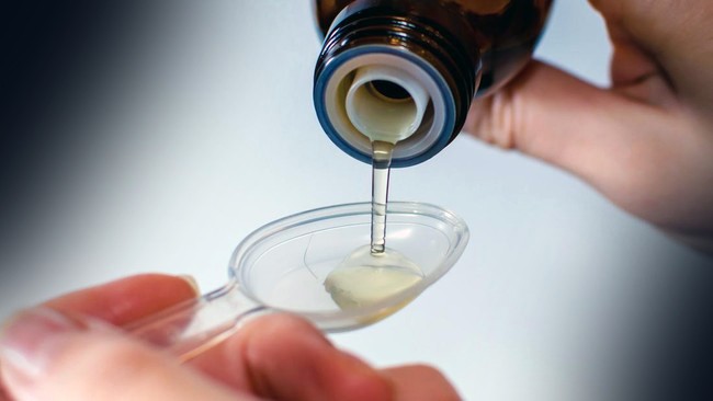 Ilustrasi obat sirop. BPOM menyatakan pelanggaran yang dilakukan para pelaku industri farmasi di luar kendali. Tak semua produk dan wilayah bisa terawasi. [Foto: iStockphoto/SERSOL]