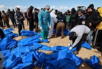 Otoritas Palestina kembali mengubur sekitar 100 jenazah korban agresi Israel di Gaza. [AFP/MOHAMMED ABED]