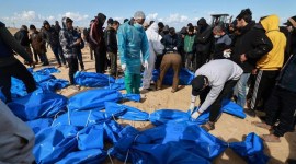 Otoritas Palestina kembali mengubur sekitar 100 jenazah korban agresi Israel di Gaza. [AFP/MOHAMMED ABED]