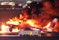 Pesawat Japan Airlines terbakar di landasan pacu Bandara Haneda Tokyo pada Selasa (2/1/2024). Sebanyak 379 orang, terdiri atas 367 penumpang dan 12 awak, berhasil keluar dengan selamat dari pesawat yang terbakar hebat di landasan Bandara Haneda. [Foto: JIJI PRESS/AFP]