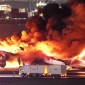 Pesawat Japan Airlines terbakar di landasan pacu Bandara Haneda Tokyo pada Selasa (2/1/2024). Sebanyak 379 orang, terdiri atas 367 penumpang dan 12 awak, berhasil keluar dengan selamat dari pesawat yang terbakar hebat di landasan Bandara Haneda. [Foto: JIJI PRESS/AFP]