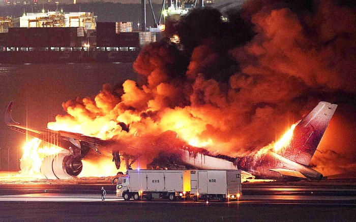 Pesawat Japan Airlines terbakar di landasan pacu Bandara Haneda Tokyo pada Selasa (2/1/2024). Sebanyak 379 orang, terdiri atas 367 penumpang dan 12 awak, berhasil keluar dengan selamat dari pesawat yang terbakar hebat di landasan Bandara Haneda. [Foto: JIJI PRESS/AFP]