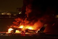 Pesawat Japan Airlines jenis Airbus terbakar usai menabrak pesawat Penjaga Pantai Jepang. [REUTERS/Issei Kato]
