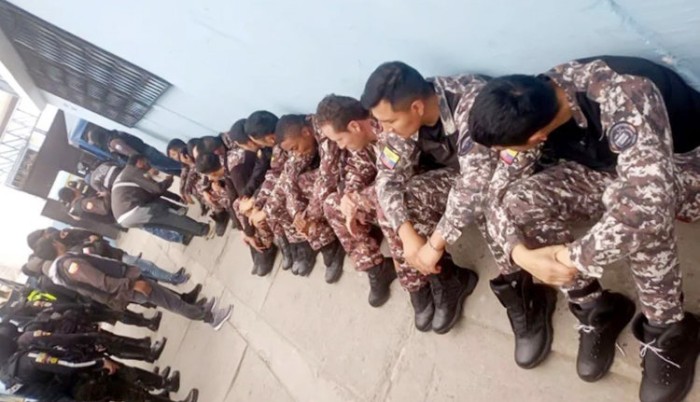Semua penjaga penjara dan pegawai administrasi yang disandera oleh narapidana di lembaga pemasyarakatan di seluruh Ekuador kini telah dibebaskan, kata badan penjara nasional pada Sabtu (13/1/2024) malam waktu setempat. [Armed Forces of Ecuador/Handout/Reuters]