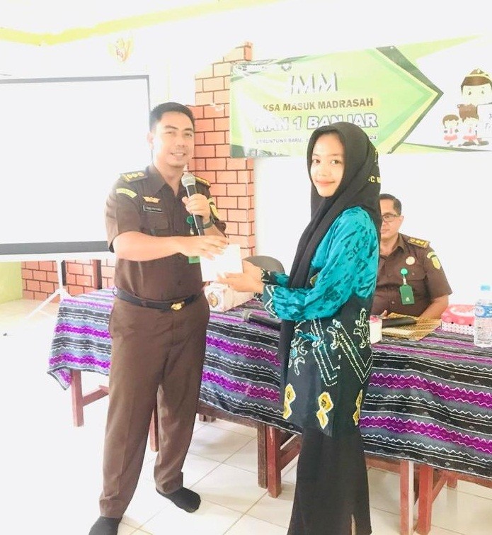 Jaksa Masuk Sekolah (JMS) yang terus digelorakan Kepala Kejaksaan Tinggi (Kajati) Kalsel Dr Mukri SH.MH. Para nara sumber ketika di MAN I Banjar, Selasa (23/1/2024) (SuarIndonesia/Ist) 
