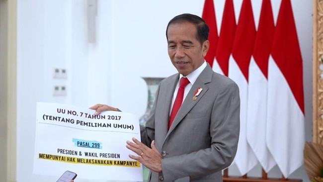 
Presiden Jokowi membawa dua kertas besar bertuliskan Pasal 299 dan 281 UU Pemilu saat menjelaskan aturan presiden boleh kampanye, Jumat (26/1). [Biro Pers Sekretariat Presiden]