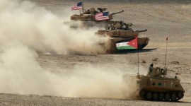 Sebuah pengangkut personel lapis baja Yordania dan tank-tank A.S. ikut serta dalam latihan militer multinasional 
