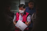 Budi 'Crazy Rich' Said tersangka dugaan tindak pidana korupsi berjalan menuju mobil tahanan di Kejaksaan Agung, Jakarta, Kamis (18/1/2024). [ANTARA Foto/Sulthony H]