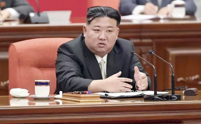 Kim Jong Un, Pemimpin Korea Utara menyampaikan pidato pada rapat pleno akhir tahun Partai Pekerja yang berkuasa pada 26-30 Desember 2023 di Pyongyang, Korea Utara. [Korean Central News Agency/Korea News Service via AP]