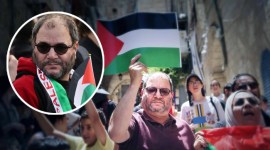 Anggota Parlemen Israel yang berhaluan kiri, Ofer Cassif tokoh anti—zionis tolak genosida -- pada protes Juni 2023 menentang rencana penggusuran sebuah keluarga Palestina di Yerusalem [Ahmad Gharabli/AFP via GETTY IMAGES; Edited: Truthout]