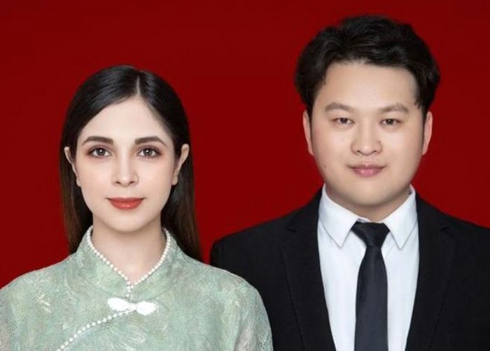 
Viral! Foto Pasangan suami istri beda negara, China dan Afrika Utara, Tieu Quach, pria asal China, dan Tieu Hoa (nama China si wanita) yang berasal dari Aljazair, Afrika Utara. [Foto: Eva.Vn]