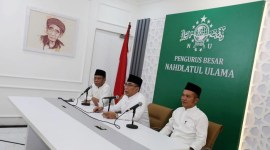Ketua PBNU Amin Said Husni, Ketua Umum Pengurus Besar Nahdlatul Ulama (PBNU) K.H. Yahya Cholil Staquf dan Wasekjen PBNU Rahmat Hidayat Pulungan memberikan keterangan pers di Kantor Pusat PBNU, Jakarta, Minggu (21/1/2024). [detikcom/Agung Pambudhy]