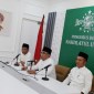 Ketua PBNU Amin Said Husni, Ketua Umum Pengurus Besar Nahdlatul Ulama (PBNU) K.H. Yahya Cholil Staquf dan Wasekjen PBNU Rahmat Hidayat Pulungan memberikan keterangan pers di Kantor Pusat PBNU, Jakarta, Minggu (21/1/2024). [detikcom/Agung Pambudhy]